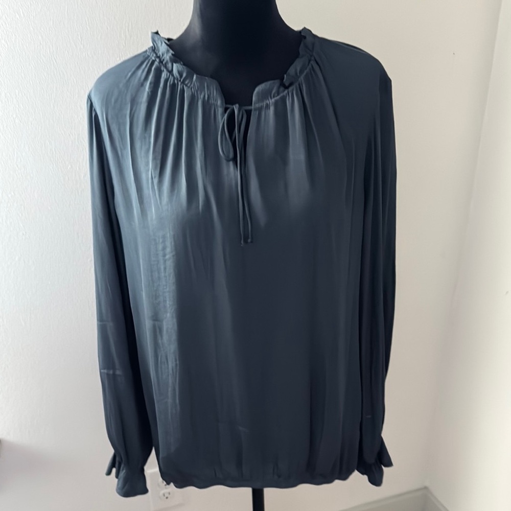 Acos & A‎ gray split collar ruffle neck long sleeves elastic waist top blouse Lg